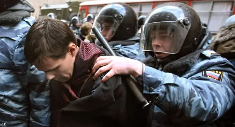 Moeglich-wurde-dies-mit-Hilfe-eines-Gesetzes-mit-dem-der-Kreml-die-Finanzierung-und-Arbeit-von-NGOs-ins-Visier-nahm