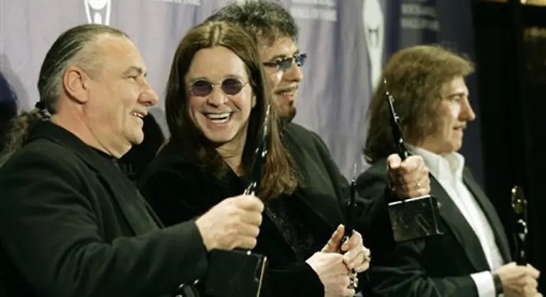 Die-Beatles-of-Heavy-Metal-so-das-Magazin-Rolling-Stone-machten-die-Horror-Musik-dem-breiten-Publikum-bekannt-und-ebneten-Metal-Bands-wie-Metallica-oder-Iron-Maiden-den-Weg