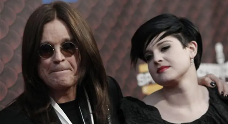 Waehrend-die-einen-das-wahre-wirre-Familienleben-lobten-wandten-sich-andere-kopfschuettelnd-ab