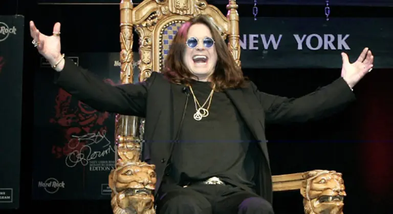 Osbournes-bemerkenswerte-Auftritte-als-schwerhoeriger-bierbaeuchiger-Familienvater-trugen-das-ihre-dazu-bei