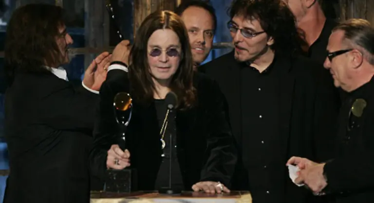 Auf-der-Welle-des-Fernseherfolgs-machte-Osbourne-auch-wieder-mit-seiner-Musik-von-sich-reden