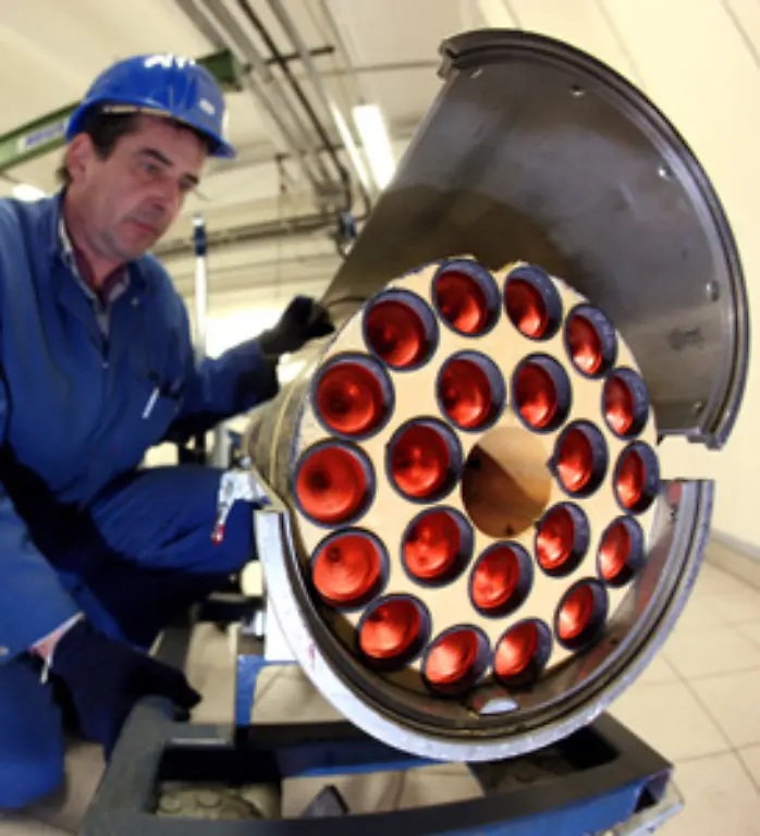 In-dieser-NATO-Rakete-M-26-stecken-beispielsweise-644-der-Mini-Bomben