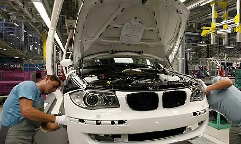 Daher-wird-kuerzer-gearbeitet-und-die-Weihnachtsferien-werden-bei-den-meisten-deutschen-Autobauern-ausgedehnt-BMW-machte-den-Anfang