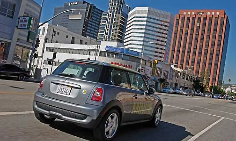 Doch-noch-befindet-sich-das-Auto-in-der-Erprobung-In-Los-Angeles-starteten-50-Fahrzeuge-direkt-nach-der-Auto-Show-in-den-Feldversuch-Weitere-50-Autos-kommen-in-New-York-in-den-Probebetrieb