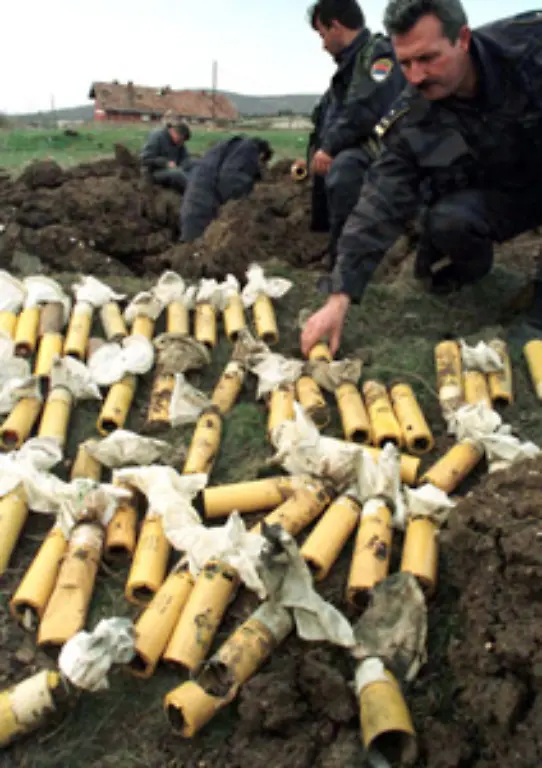 Die-NATO-hat-bestaetigt-dass-bei-Einsaetzen-der-NATO-Streitkraefte-im-Kosovo-insgesamt-1392-Streubomben-mit-einer-Bestueckung-von-289-536-Submunitionen-an-333-Ziel-oder-Abwurforten-zum-Einsatz-kamen