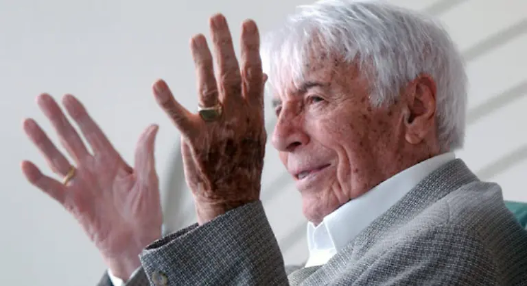 aber-der-aelteste-aktive-Schauspieler-der-Welt-hat-natuerlich-laengst-die-110-im-Blick-und-den-Terminkalender-voller-Plaene