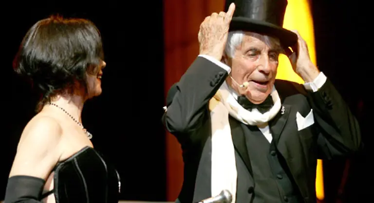 Denn-Alter-schuetzt-vor-Arbeit-nicht-ist-die-Devise-der-lebenden-Legende