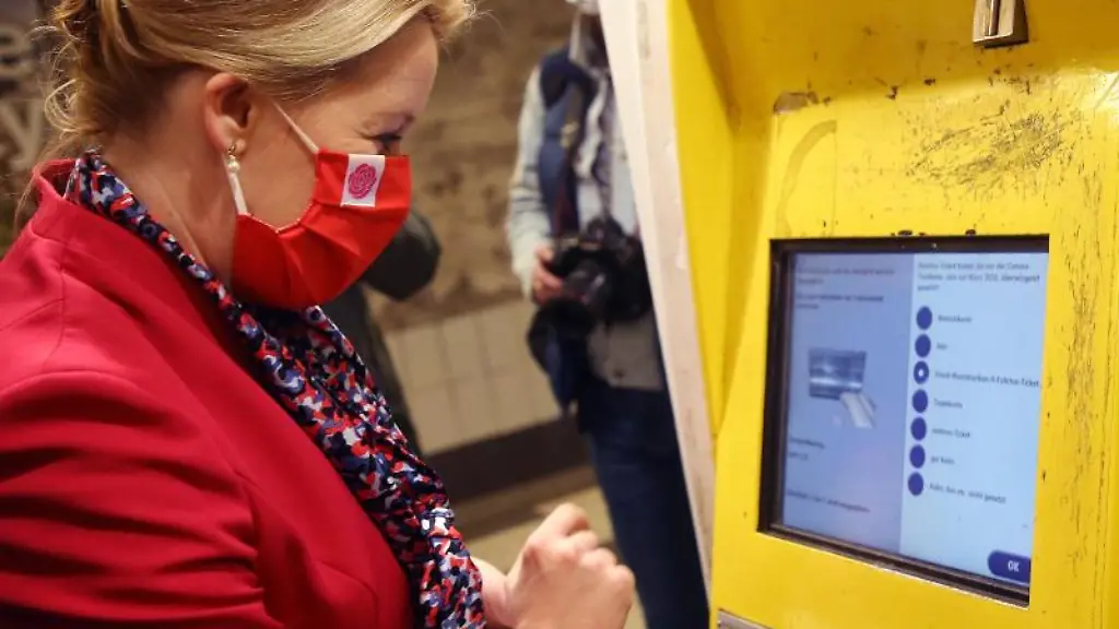 Franziska-Giffey-SPD-steht-auf-dem-U-Bahnhof-Johannisthaler-Chaussee-vor-einem-Fahrkartenautomaten