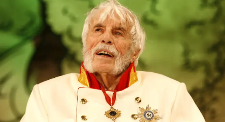 Dabei-lag-dem-in-Ehren-alt-gewordenen-Dandy-auch-immer-eine-Frage-auf-dem-Herzen