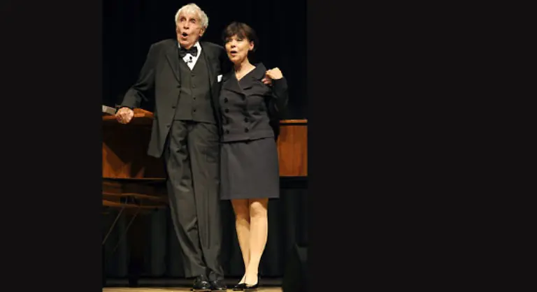 wie-in-der-Buehnenbranche-in-Ehren-altgewordene-und-noch-aktive-Schauspieler-achtungsvoll-genannt-werden-an-seinem-Geburtstag-auf-den-Brettern-die-sein-Leben-und-seine-Welt-bedeuten-stehen-wird