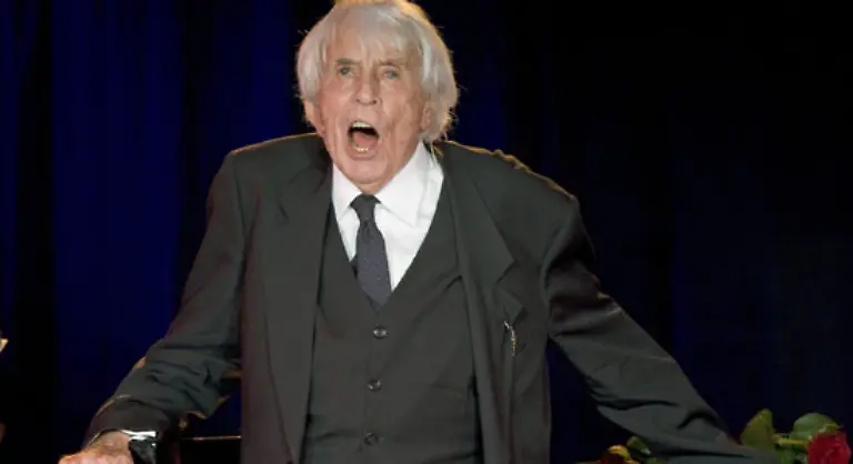 Vor-dem-benachbarten-Friedrichstadtpalast-verewigte-sich-Heesters-mit-seinem-Haendeabdruck-und-dem-stolzen-Ausruf-Ich-bin-noch-da-im-Walk-of-Fame-nach-dem-Vorbild-Hollywoods