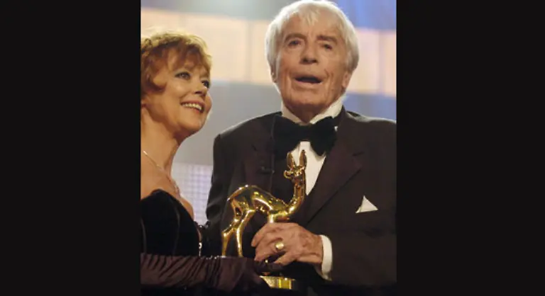 Heesters-hier-Heesters-dort-ist-immer-noch-die-Devise-dabei-keineswegs-gejagt-von-seiner-wesentlich-juengeren-Frau-Simone-59-wie-boese-Zungen-immer-wieder-kolportieren-sondern-aus-eigenem-Antrieb