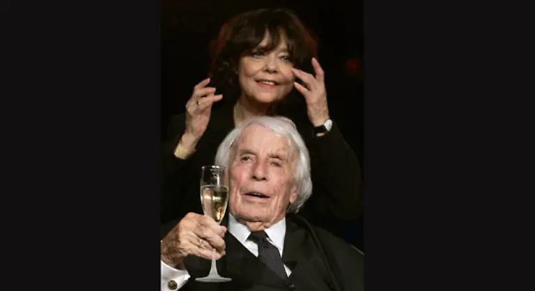 Natuerlich-muss-der-fast-blinde-und-mit-dem-Gehoer-kaempfende-Dinosaurier-unter-den-Schauspielern-von-seiner-Frau-gestuetzt-und-auch-zur-Buehne-gefuehrt-werden-Doch-wenn-Heesters-sein-Klavier-erreicht-hat-ist-er-in-seinem-Element