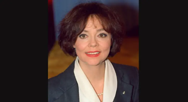 Das-Geraune-der-Leute-um-das-hohe-Alter-ihres-Mannes-und-seine-vermeintlich-muehevollen-Buehnenauftritte-kontert-Simone-Rethel-Heesters