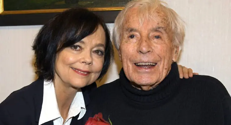 Der-Besuch-selbst-wird-in-dem-von-seiner-Frau-2006-herausgegebenen-Fotoband-Ein-Mensch-und-ein-Jahrhundert-dokumentiert