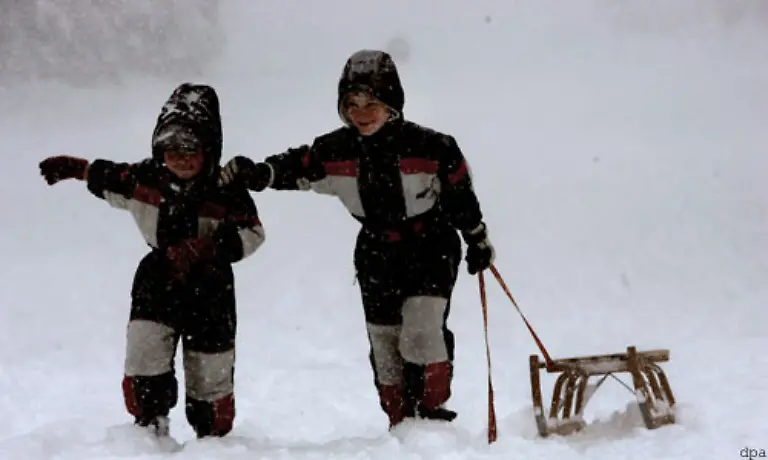 Hier-hat-die-Kamera-durch-den-hellen-Schnee-eine-zu-kleine-Blende-gewaehlt