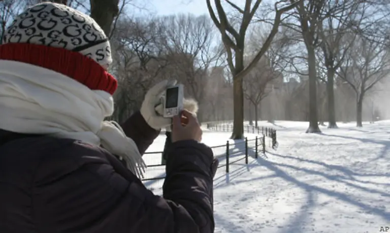 Eine-zweite-Moeglichkeit-ist-den-Weissabgleich-manuell-vorzunehmen-Dafuer-zielt-man-mit-dem-Objektiv-auf-den-Schnee-und-drueckt-dann-abhaengig-vom-Modell-entweder-den-Ausloeser-oder-die-Set-beziehungsweise-Ok-Taste