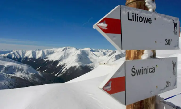 macht-aber-den-wolkenlosen-Himmel-ueber-der-Schneelandschaft-knackig-blau