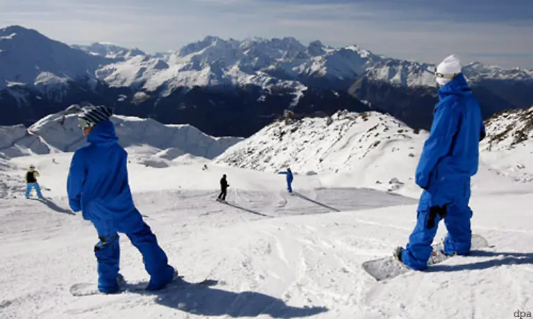Menschen-machen-viele-Aufnahmen-erst-interessant-Ohne-die-blauen-Jungs-im-Vordergrund-waere-das-Foto-recht-oede