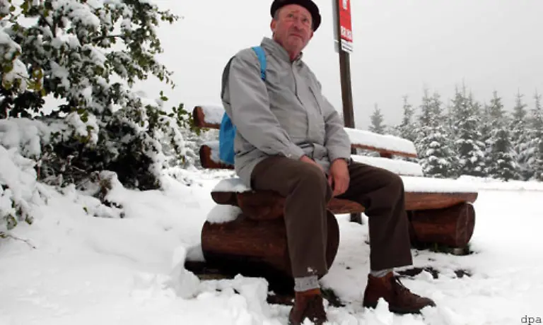 Dieser-Herr-bekommt-nicht-nur-eine-nasse-Hose-er-gibt-auch-ein-sehr-schoenes-Motiv-ab-Sehr-entspannt-sehr-ruhig