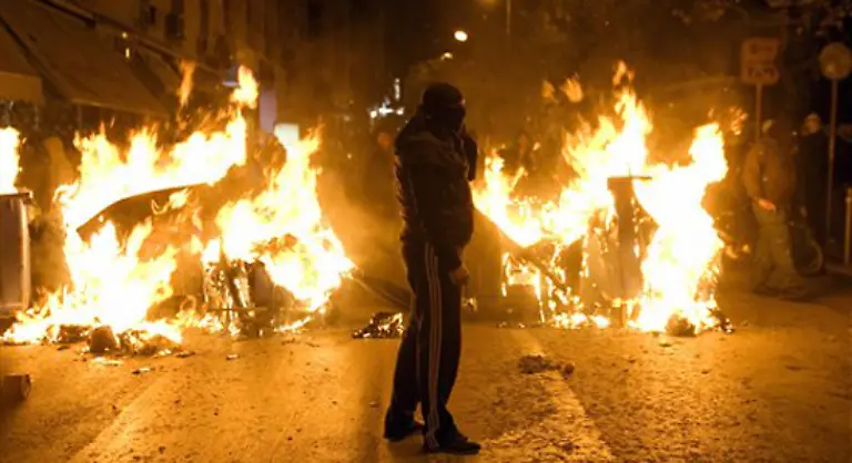 Gewaltbereite-autonome-Demonstranten-hatten-ihre-zerstoererische-Wut-an-Bauten-Geschaeften-und-Autos-ausgelassen