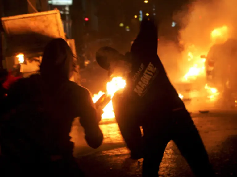 Sie-warfen-Molotow-Cocktails-pluenderten-und-brandschatzten