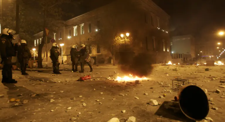 Dutzende-Menschen-wurden-verletzt-Hier-herrscht-Krieg-Holt-uns-hier-raus-riefen-verzweifelte-Bewohner-aus-dem-Zentrum-Athens-telefonisch-um-Hilfe