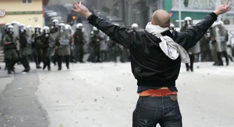 Die-genauen-Umstaende-sind-noch-unklar-Nach-ersten-Polizeiangaben-hatte-der-Jugendliche-im-Athener-Stadtviertel-Exarchia-mit-etwa-dreissig-anderen-Autonomen-einen-Polizeiwagen-mit-Steinen-beworfen