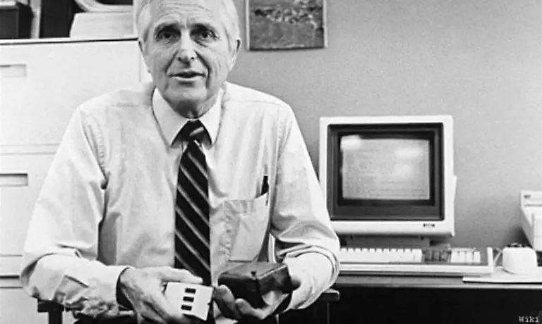 stellte-der-Computerpionier-Douglas-C-Engelbart-in-San-Francisco-die-erste-Computermaus-vor-Er-nannte-sie-X-Y-Positions-Anzeiger-fuer-ein-Bildschirmsystem