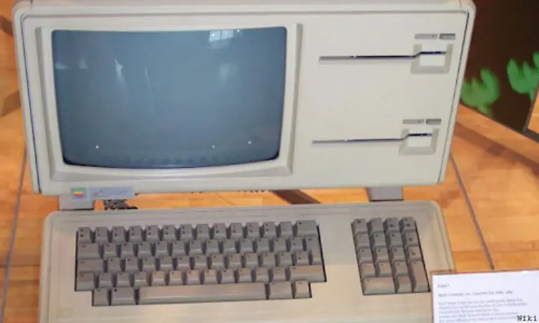 Erst-rund-14-Jahre-spaeter-Anfang-1983-praesentierte-Apple-unter-dem-Namen-Lisa-einen-Rechner-der-dank-seiner-grafischen-Benutzeroberflaeche-mit-einer-Maus-bedient-werden-konnte