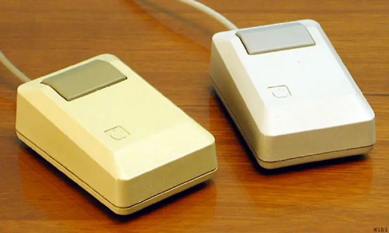 Waehrend-die-Xerox-Chefs-an-der-Ostkueste-die-Entwicklung-der-Maus-im-PARC-ignorierten-machte-Jobs-die-Maus-zu-einem-elementaren-Baustein-der-Apple-Computer-und-lizenzierte-als-erster-die-Erfindung