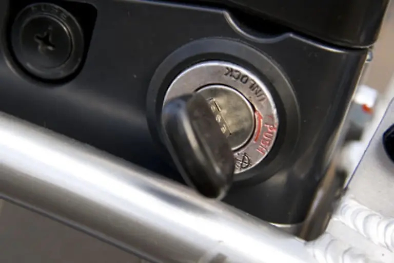 Das-Schloss-wird-auch-gleichzeitig-eingesetzt-um-den-Elektromotor-in-den-Bereitschaftsmodus-zu-versetzten
