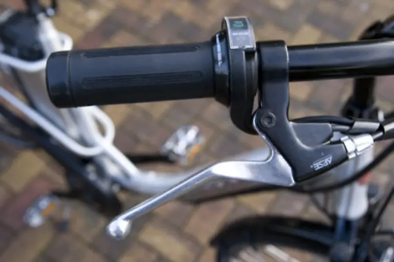 Unabhaengig-von-der-selbst-eingesetzten-Tretkraft-beschleunigt-das-Rad-im-Mofa-Modus-bis-auf-25-km-h-Im-E-Modus-erreicht-das-E-Bike-eine-Geschwindigkeit-von-16-bis-17-km-h-sobald-in-die-Pedale-getreten-wird