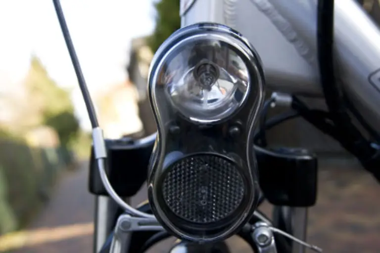 Der-vordere-Halogen-Scheinwerfer-muss-ohne-Standlichtfunktion-auskommen
