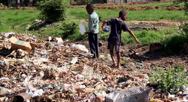 Das-betrifft-auch-die-Muellabfuhr-und-die-Wasserversorgung-In-Chitungwiza-stapeln-sich-die-Muellberge-brackiges-Abwasser-fliesst-die-Strasse-hinab
