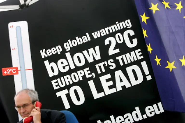 Unter-Wissenschaftlern-und-Umweltorganisationen-gilt-eine-Erwaermung-um-2-Grad-als-absolute-Obergrenze-des-Verkraftbaren-Andernfalls-bestehe-in-weiten-Teilen-der-heute-dicht-besiedelten-Welt-keine-Moeglichkeit-einer-Anpassung-mehr