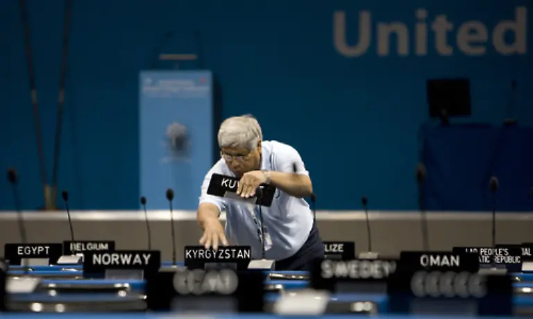 Auf-den-Weltklimakonferenzen-der-UN-bespricht-die-Weltgemeinschaft-ihre-gemeinsame-Strategie-Dazu-versammeln-sich-jaehrlich-tausende-Politiker-Experten-und-Umweltaktivisten-aus-aller-Welt