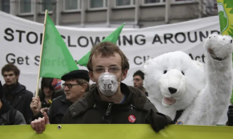 Regelmaessig-werden-die-Konferenzen-von-bunten-Demonstrationen-begleitet