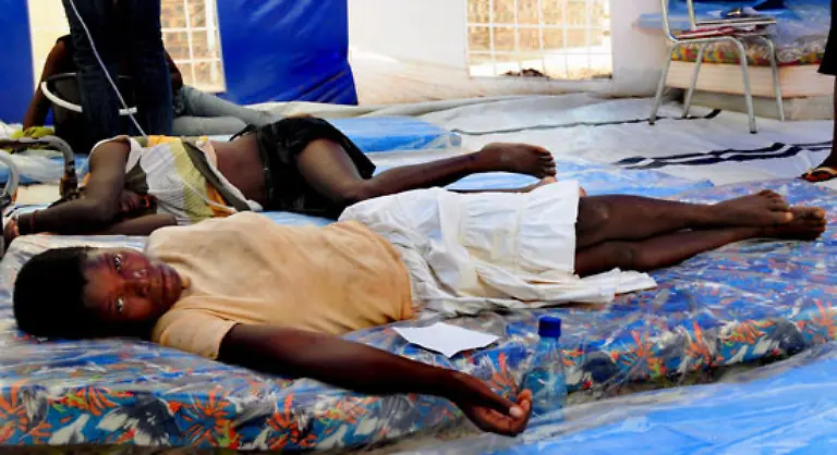 Suedafrika-erklaerte-die-nahe-der-Grenze-gelegene-Vhembe-Region-zum-Notstandsgebiet-Dort-seien-664-Menschen-mit-Cholera-infiziert-acht-Menschen-seien-bisher-daran-gestorben-sagt-die-Regionalregierung-der-Limpopo-Provinz