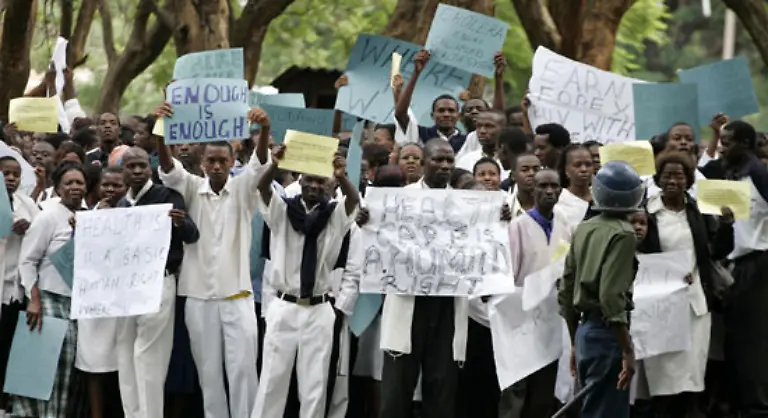 Die-Cholera-Epidemie-ist-nur-das-juengste-Drama-in-einer-Serie-von-Plagen-von-denen-Simbabwe-gequaelt-wird-Auf-rund-16-Prozent-wird-die-Zahl-der-HIV-Infizierten-geschaetzt-Viele-Kinder-sind-Waisen-und-muessen-sich-um-ihre-noch-kleineren-Geschwister-kuemmern