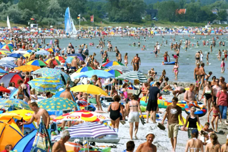 Auch-koenne-die-Touristikbranche-im-Norden-Deutschlands-hoffnungsfroh-in-die-Zukunft-schauen-Konstant-warmes-Badewetter-laesst-die-Ostseestraende-im-Sommer-immer-voller-werden