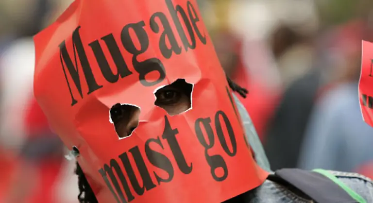 Nach-Jahren-von-Inflation-Hunger-Krankheiten-und-Terror-ist-die-Cholera-auch-ein-Grund-zur-Hoffnung-Denn-angesichts-des-immer-rasanteren-Zusammenbruchs-des-Staates-drohen-Mugabe-die-Stuetzen-in-seinem-Sicherheitsapparat-wegzubrechen