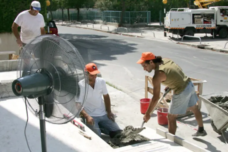 Auch-wenn-viele-Sonnenanbeter-das-nicht-so-sehen-werden-Die-hoeheren-Temperaturen-haben-ihre-negative-Seite-Lang-anhaltende-Hitzeperioden-setzen-die-Menschen-grossem-thermischem-Stress-aus