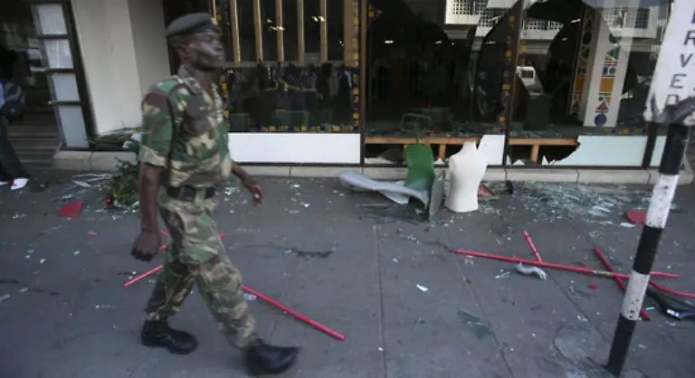 sagte-er-der-suedafrikanischen-Zeitung-City-Press-Makumbe-ist-sich-sicher-Fuer-Mugabe-hat-das-Finale-begonnen-Ein-hungriger-Soldat-ist-ein-wuetender-Soldat