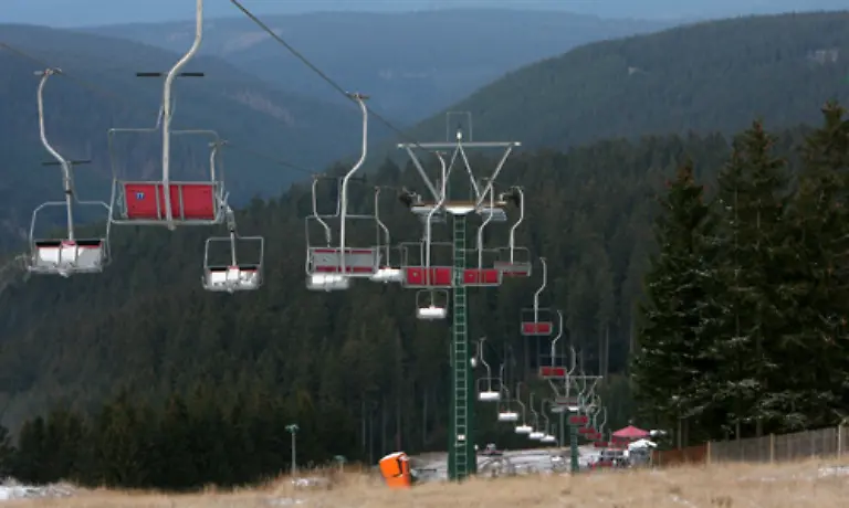 Das-betrifft-insbesondere-die-klimaabhaengigen-Branchen-Waehrend-der-Tourismus-im-Norden-profitiert-muessen-die-Mittelgebirgsregionen-umdenken-Weil-der-Schnee-immer-oefter-ausbleibt