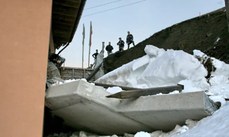 Permafrost-der-seit-Jahrtausenden-ganze-Gebirgszuege-wie-Beton-versiegelt-droht-aufzutauen-Berghaenge-koennten-so-ins-Rutschen-kommen-Derartige-Naturereignisse-werden-vermehrt-Siedlungen-und-Infrastruktur-in-den-Bergen-gefaehrden