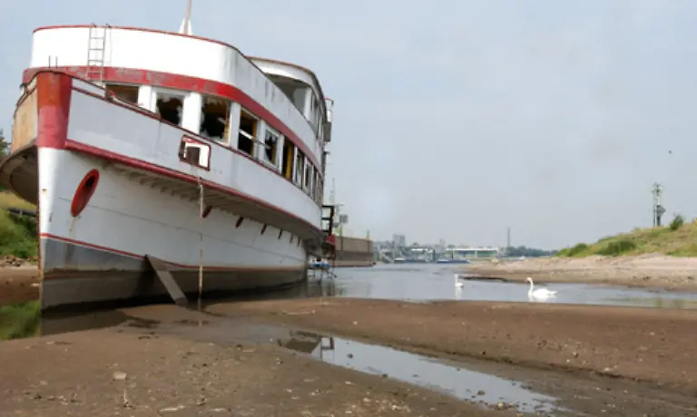 Andauernde-Duerre-fuehrte-in-den-letzten-Jahren-immer-wieder-zur-Austrocknung-von-Fluessen-Die-Schifffahrt-wird-durch-das-Niedrigwasser-stark-beeintraechtigt