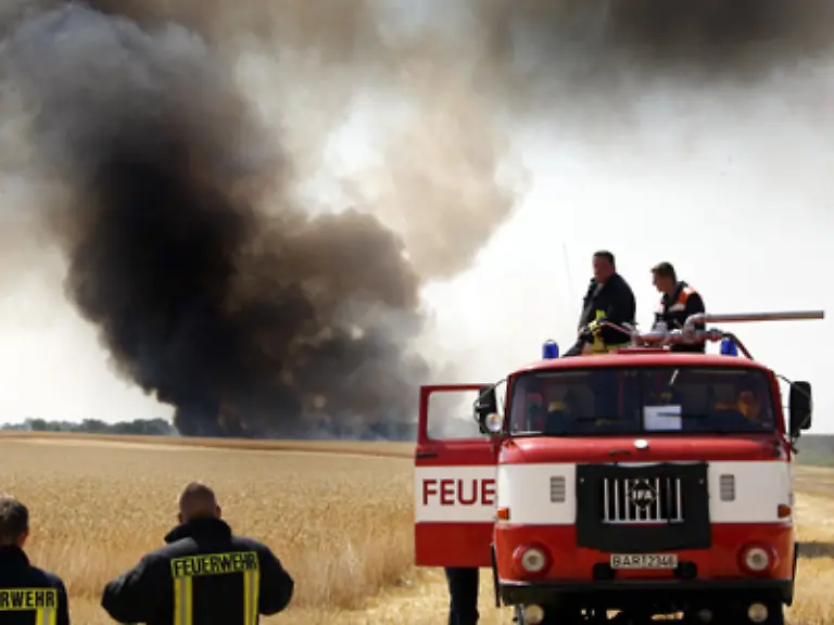 Waehrend-der-Hitzeperioden-waechst-die-Gefahr-von-Braenden-auf-Feldern