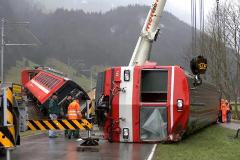 Extremwetterlagen-koennen-das-ganze-oeffentliche-Leben-zum-Stillstand-bringen-Der-Orkan-Kyrill-richtete-im-Januar-2007-europaweit-grossen-Schaden-an-47-Menschen-kamen-ums-Leben