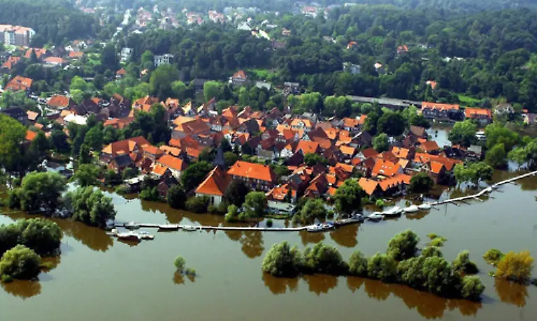 Noch-hoeher-waren-die-Schaeden-beim-Jahrhunderthochwasser-2002-an-der-Elbe-Klimamodelle-befuerchten-fuer-die-naechsten-Jahrzehnte-in-Deutschland-haeufigere-und-heftigere-Ueberschwemmungen